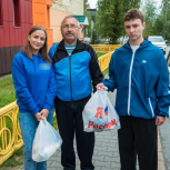 В ХМАО активисты «Молодой Гвардии Единой России» доставят старшему поколению продуктовые наборы