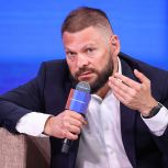 Качества политического лидера, работа с медиа и роль ИИ: Евгений Поддубный ответил на вопросы молодёжи на форуме «Территория смыслов»