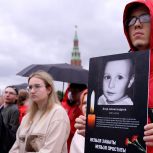 «Молодая Гвардия Единой России» провела акцию памяти детей Донбасса у резиденции британского посла в Москве