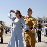 Активисты МГЕР и «Волонтёрской Роты» организовали акцию «Вальс Победы» у Северного речного вокзала в Москве