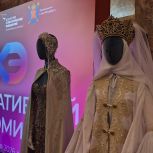 «Женское движение Единой России» представило в Санкт-Петербурге национальные костюмы регионов
