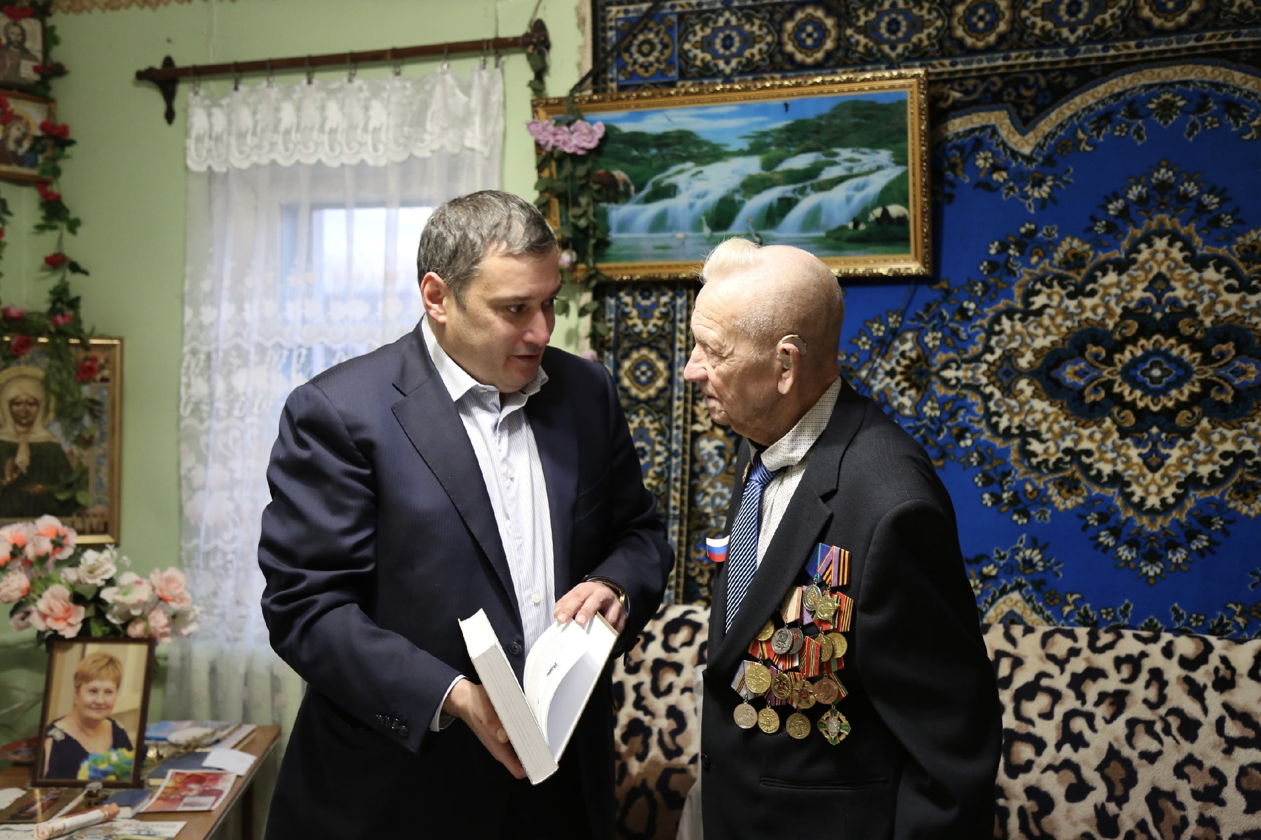 Александр Хинштейн поздравил с наступающим Новым годом ветерана