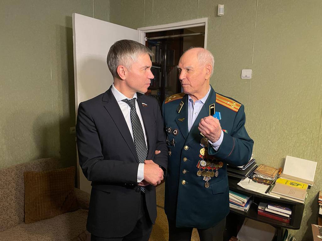 Евгений Ревенко поздравил с наступающим праздником ветерана Великой Отечественной войны