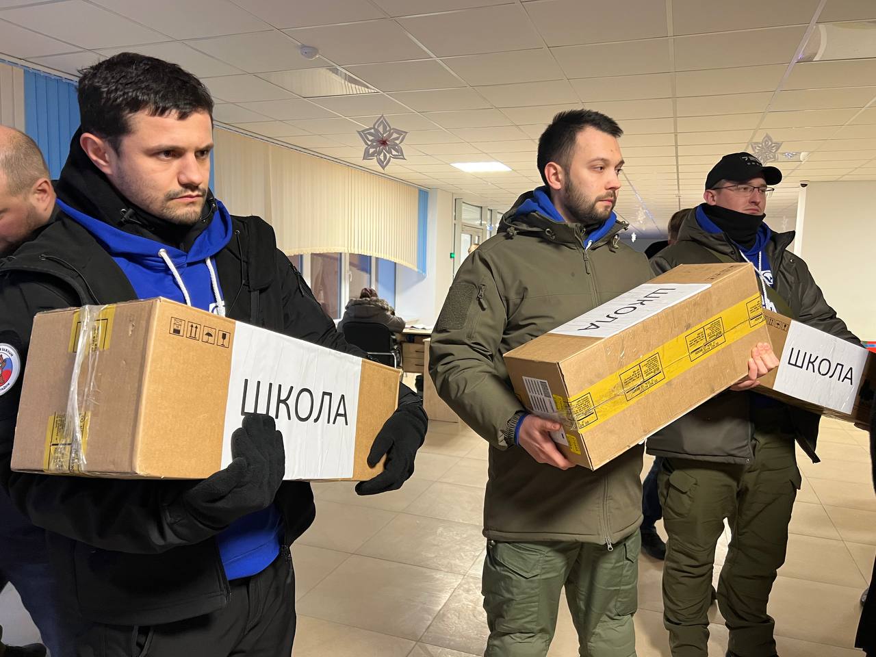 «Единая Россия» передала планшеты для космического класса школы №7 Мариуполя