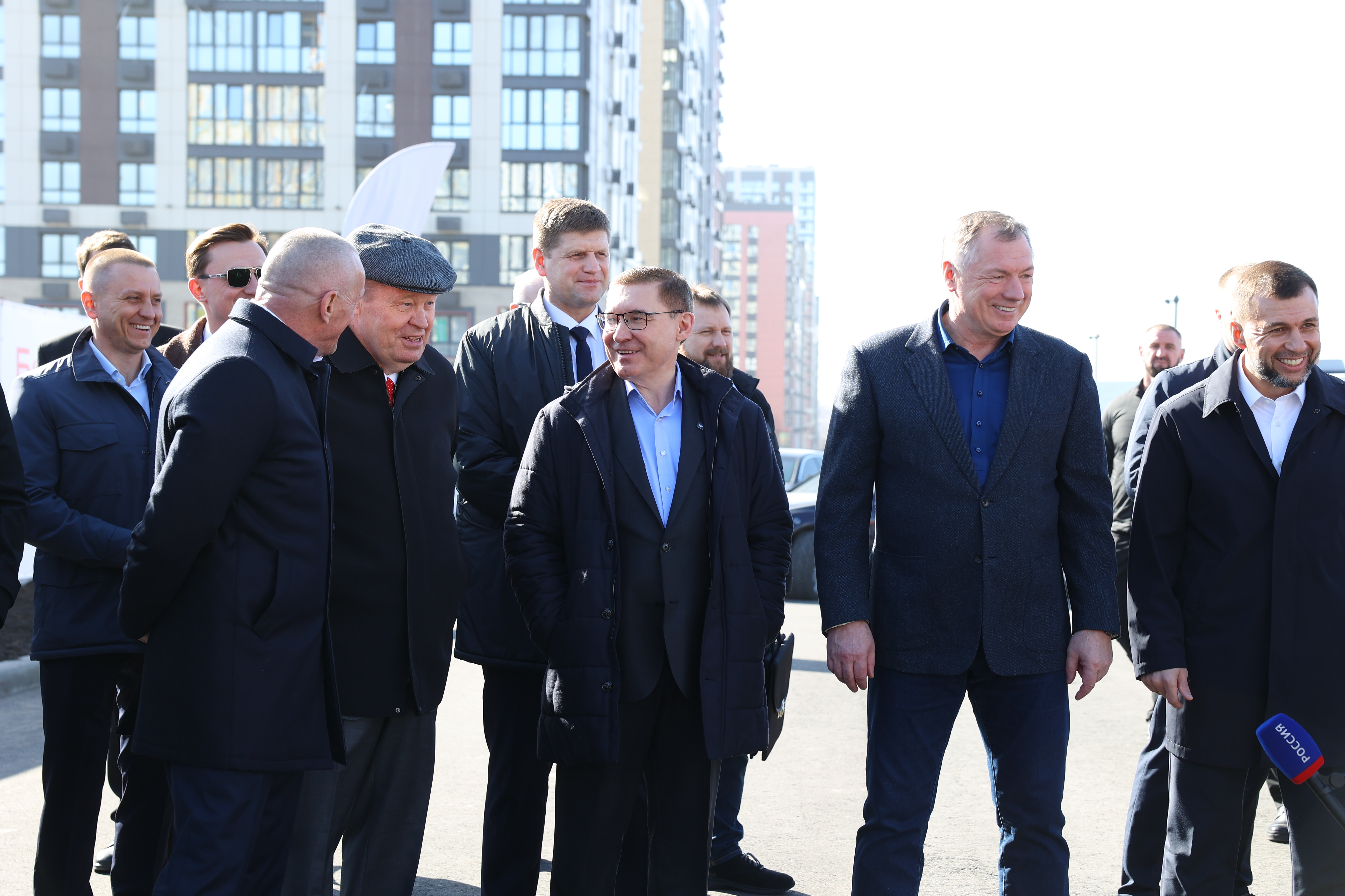 Владимир Якушев с зампредседателя Правительства Маратом Хуснуллиным, секретарём Донецкого реготделения «Единой России», главой ДНР Денисом Пушилиным и гендиректором ГК «ЮгСтройИнвест» Юрием Ивановым посетили территорию комплексного развития «Новый Ростов»