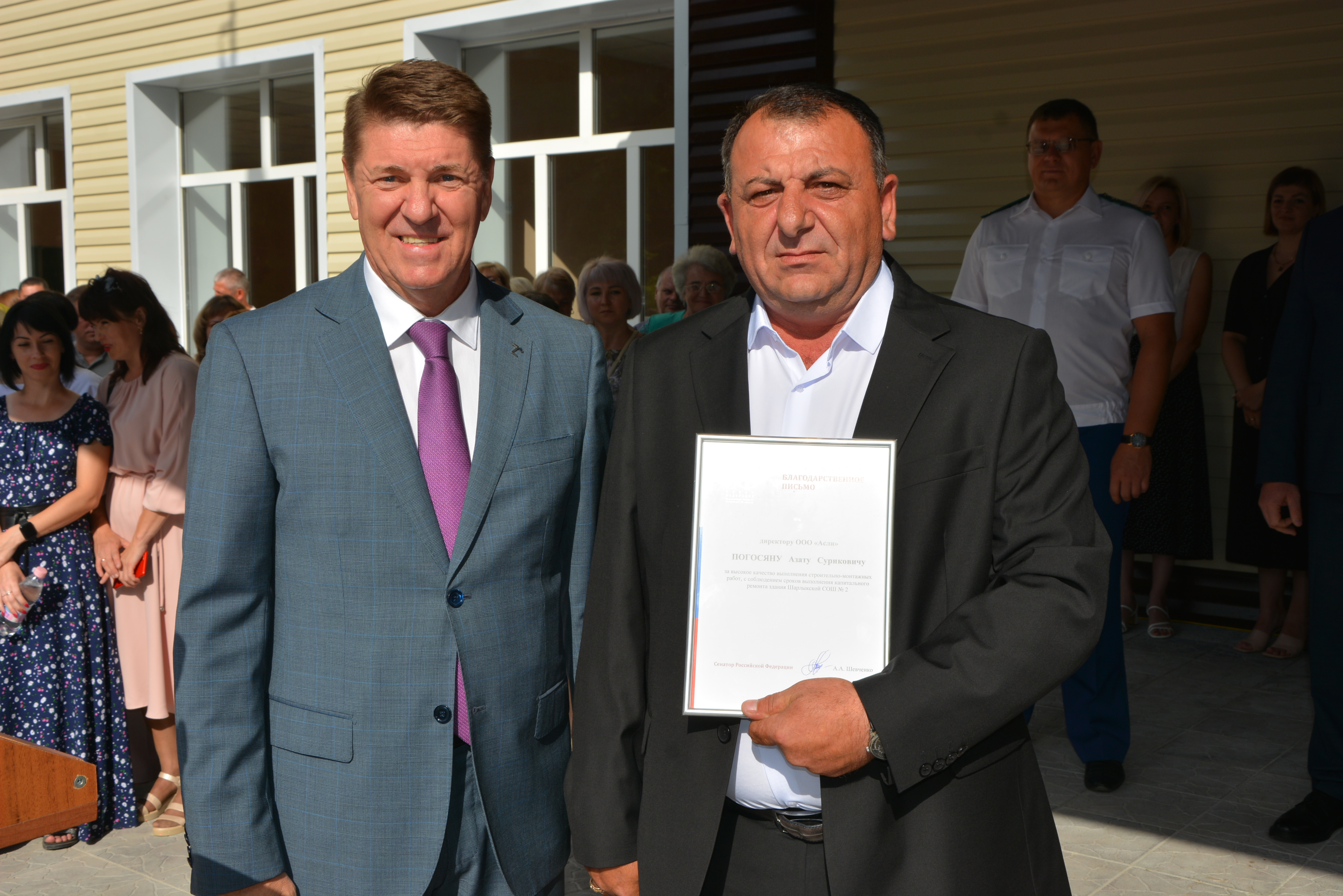 Линейка в Шарлыкской школе после капитального ремонта