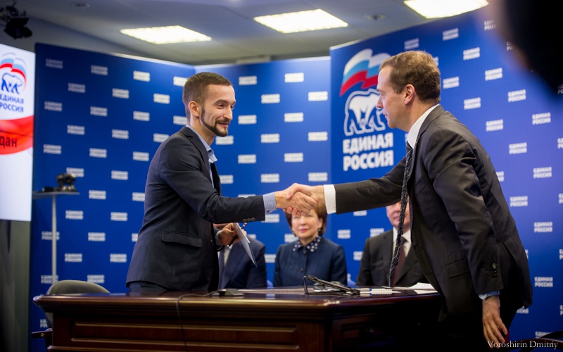  Председатель «Единой России» Дмитрий Медведев в день рождения Партии провел прием граждан по личным вопросам