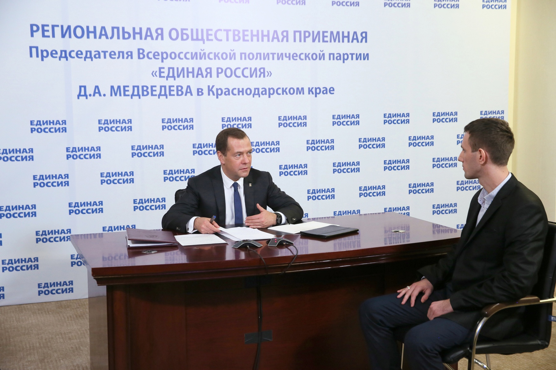 Председатель «Единой России», премьер-министр Дмитрий Медведев провел прием граждан в региональной приемной в Сочи. Фото: Екатерина Штукина/РИА Новости