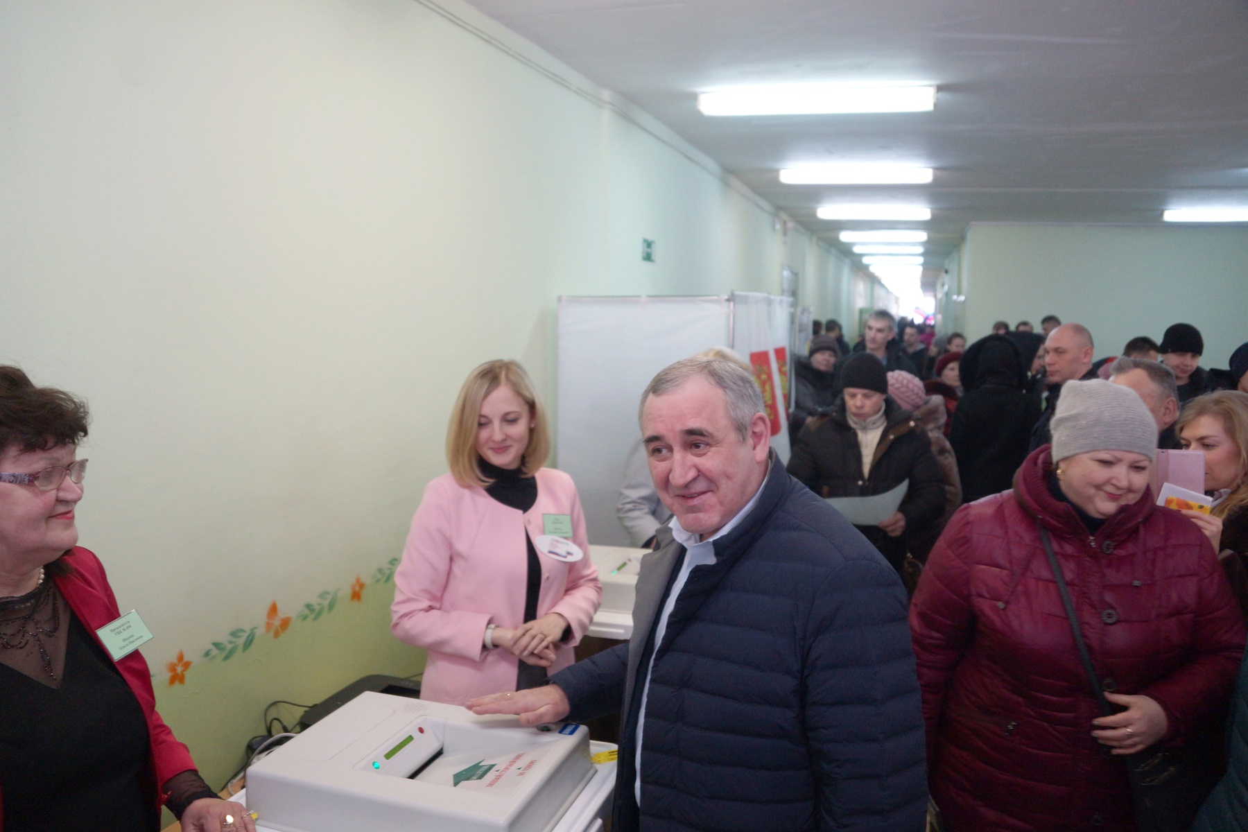  Сергей Неверов проголосовал на выборах Президента РФ в Смоленске