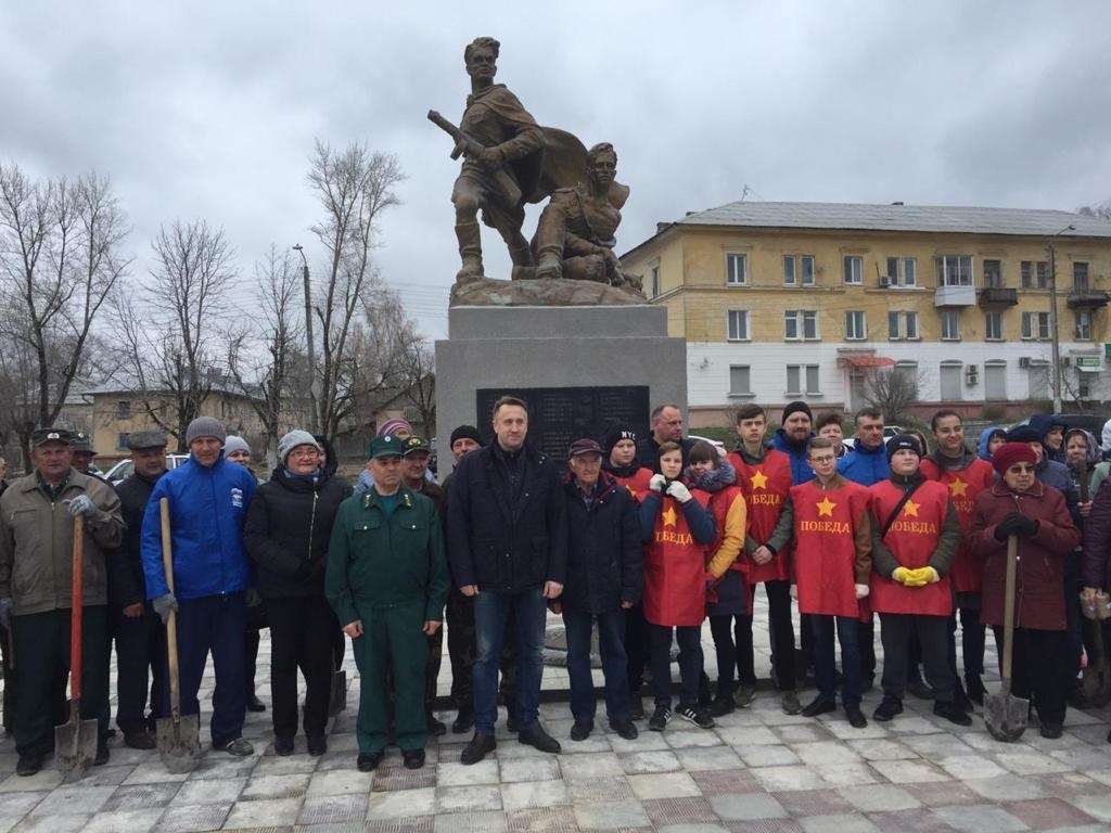  В Фокино партийцы провели экологическую акцию «Посади дерево»