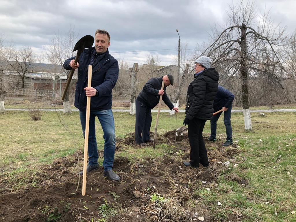  В Фокино партийцы провели экологическую акцию «Посади дерево»