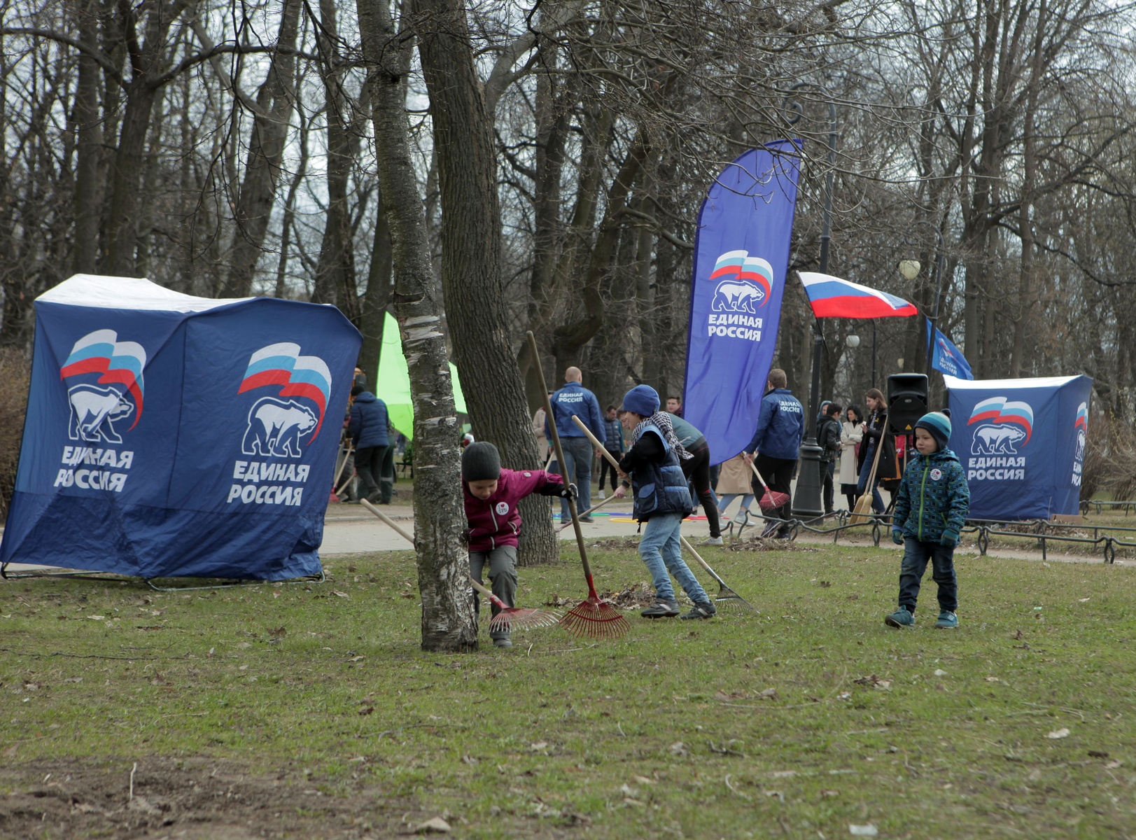   В рамках партпроекта «Чистая страна» в регионах России прошли субботники. Санкт-Петербург