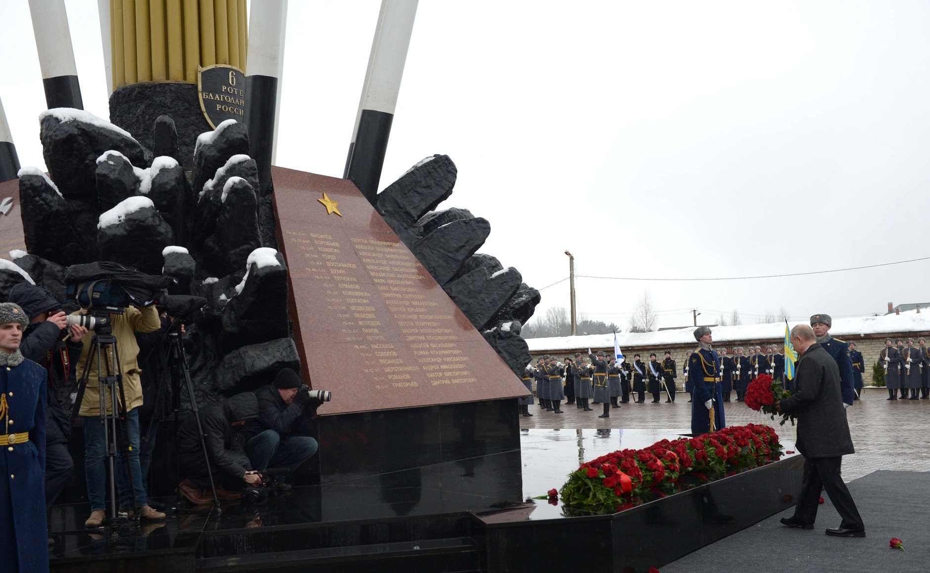  Владимир Путин принял участие в памятных мероприятиях в честь подвига десантников 6-й роты 104-го гвардейского парашютно-десантного полка 76-й Псковской дивизии ВДВ. Фото: kremlin.ru