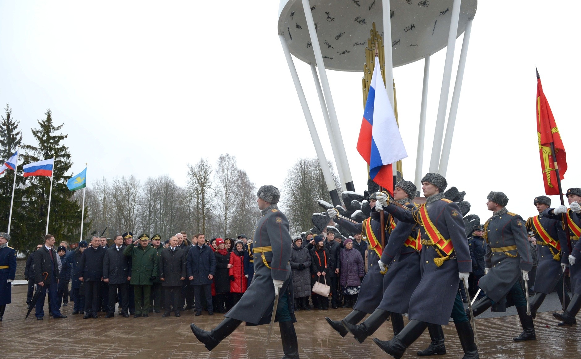  Владимир Путин принял участие в памятных мероприятиях в честь подвига десантников 6-й роты 104-го гвардейского парашютно-десантного полка 76-й Псковской дивизии ВДВ. Фото: kremlin.ru