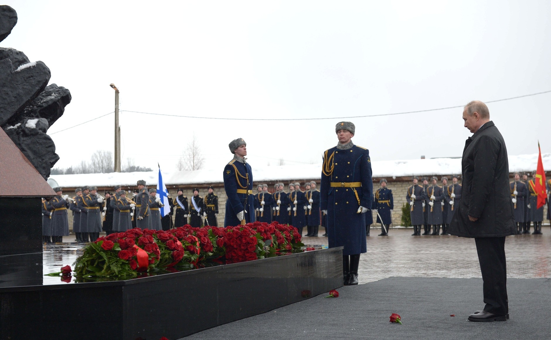  Владимир Путин принял участие в памятных мероприятиях в честь подвига десантников 6-й роты 104-го гвардейского парашютно-десантного полка 76-й Псковской дивизии ВДВ. Фото: kremlin.ru