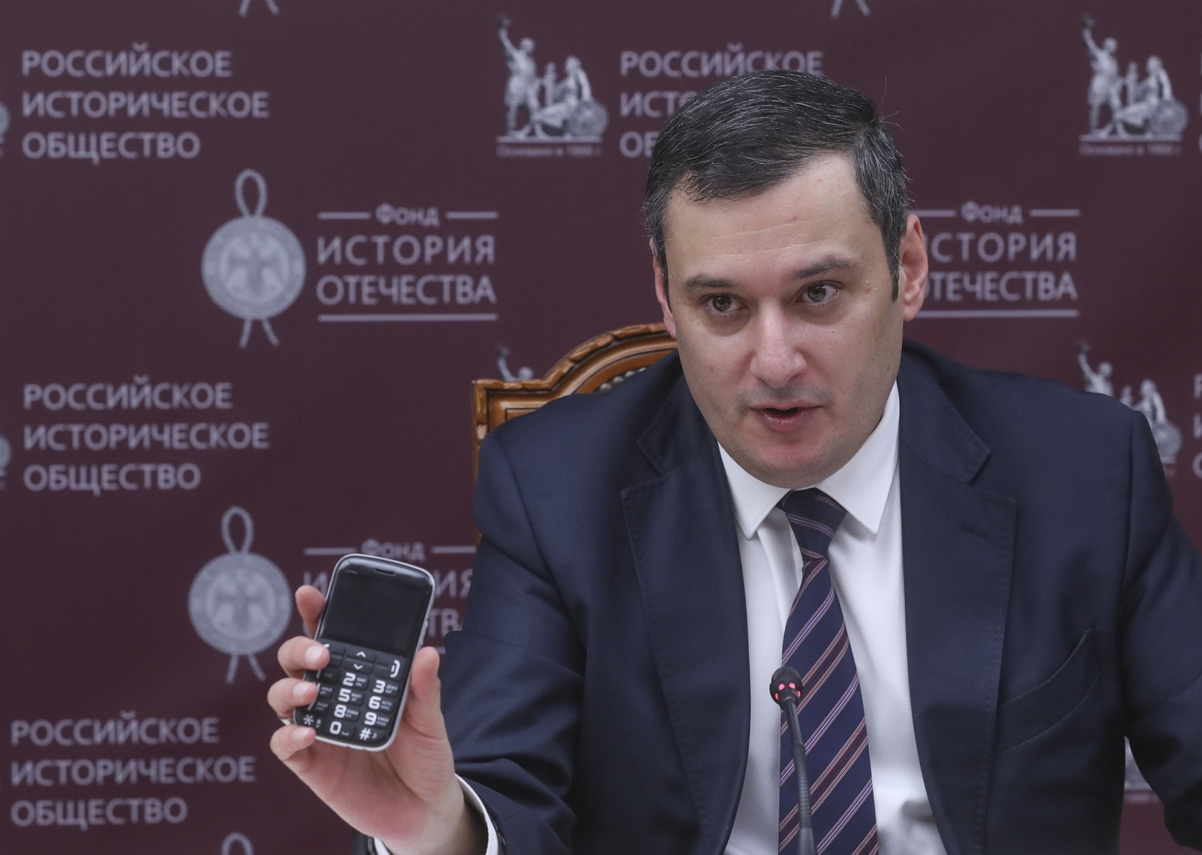  Брифинг на тему «Об обеспечении участников и инвалидов Великой Отечественной войны бесплатной мобильной связью и телефонами»