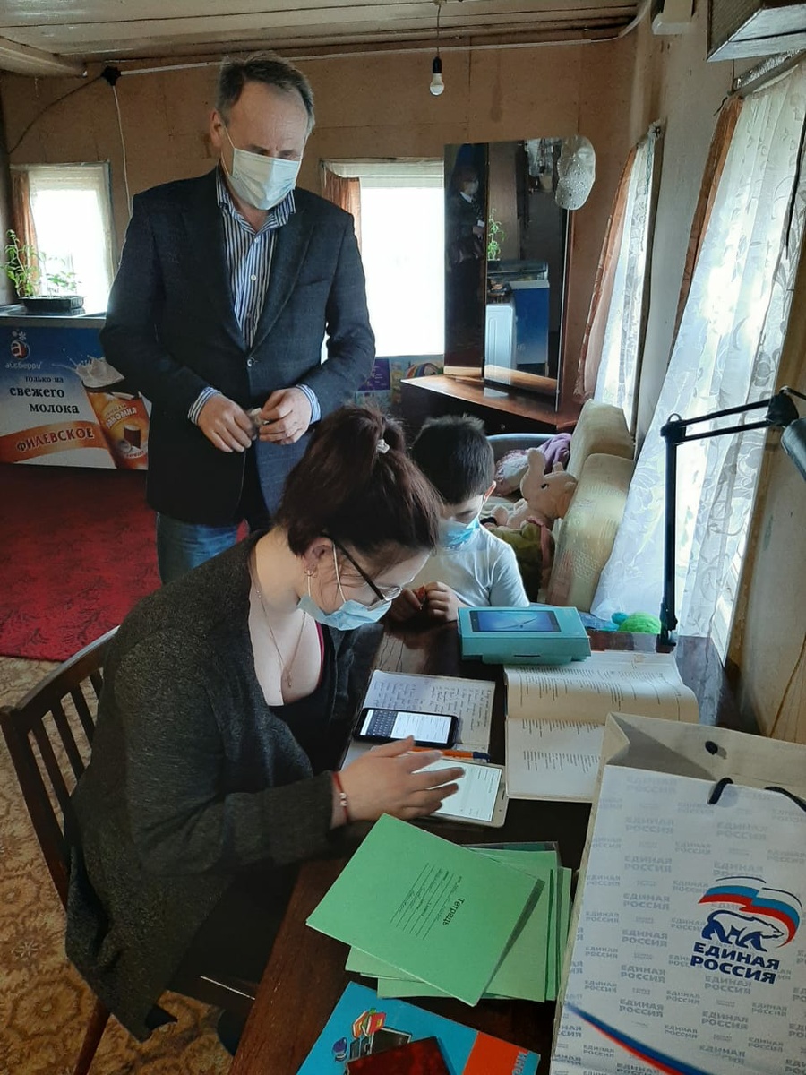  Волонтеры ЕР помогают людям по всей стране