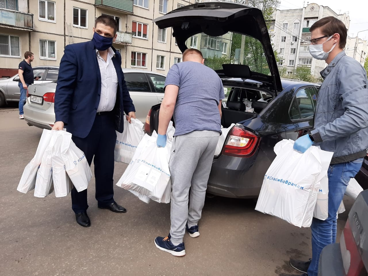  Волонтеры ЕР помогают людям по всей стране
