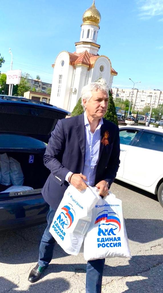  Волонтеры ЕР помогают людям по всей стране