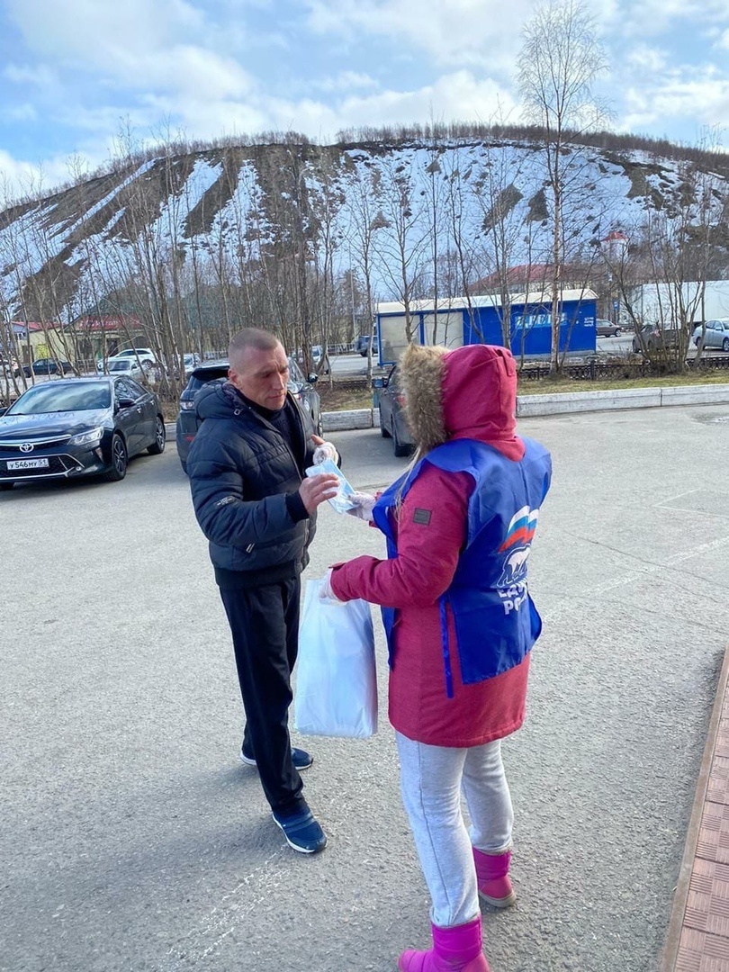  Волонтеры ЕР помогают людям по всей стране