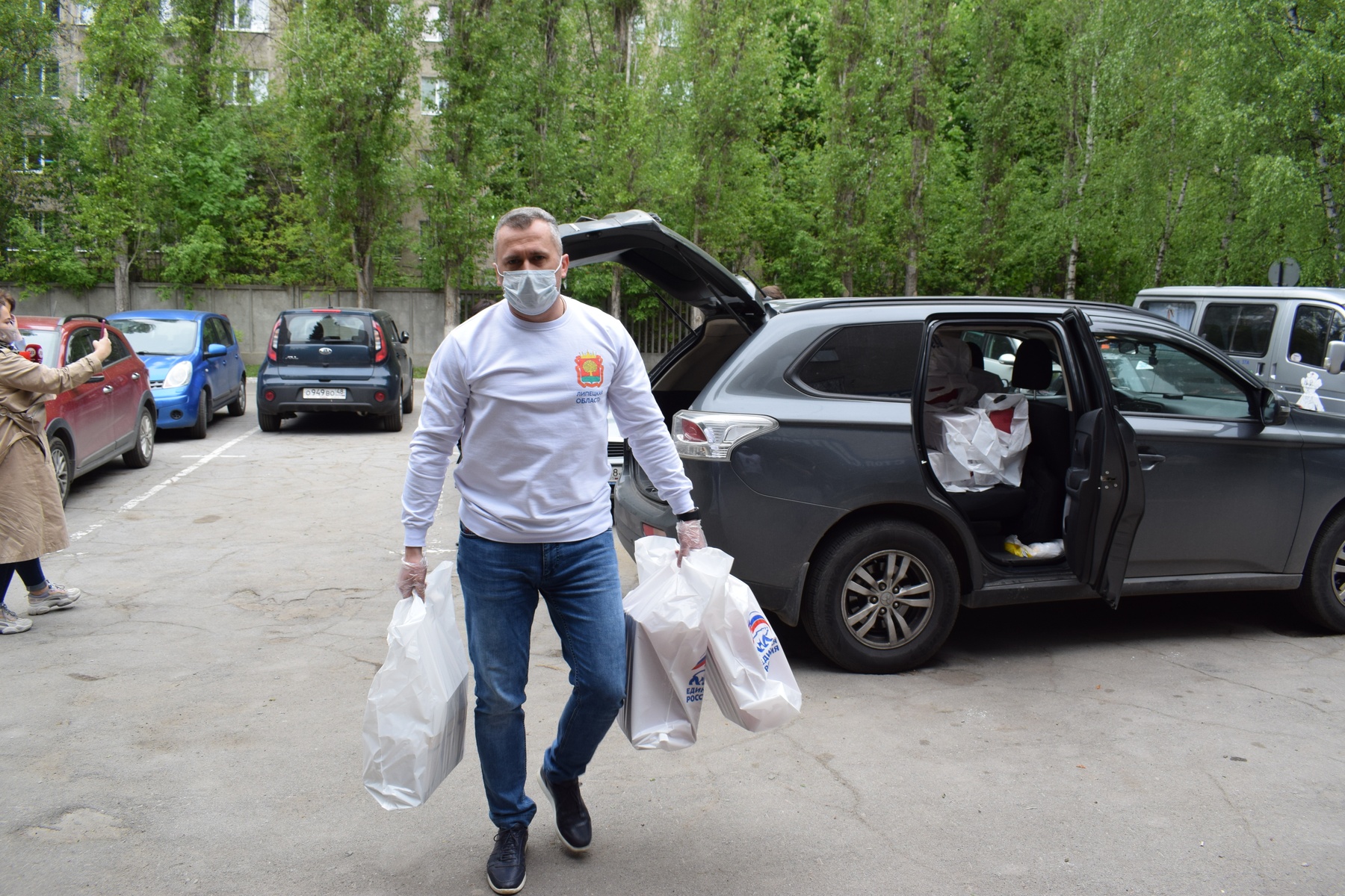  Волонтеры ЕР помогают людям по всей стране