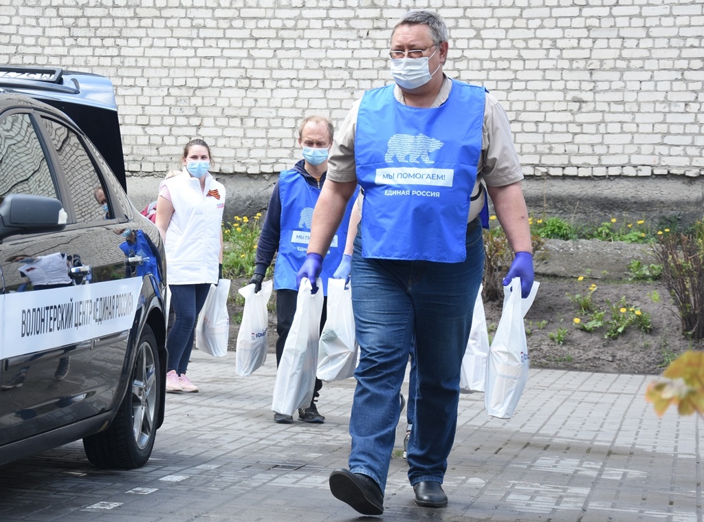  Волонтеры ЕР помогают людям по всей стране