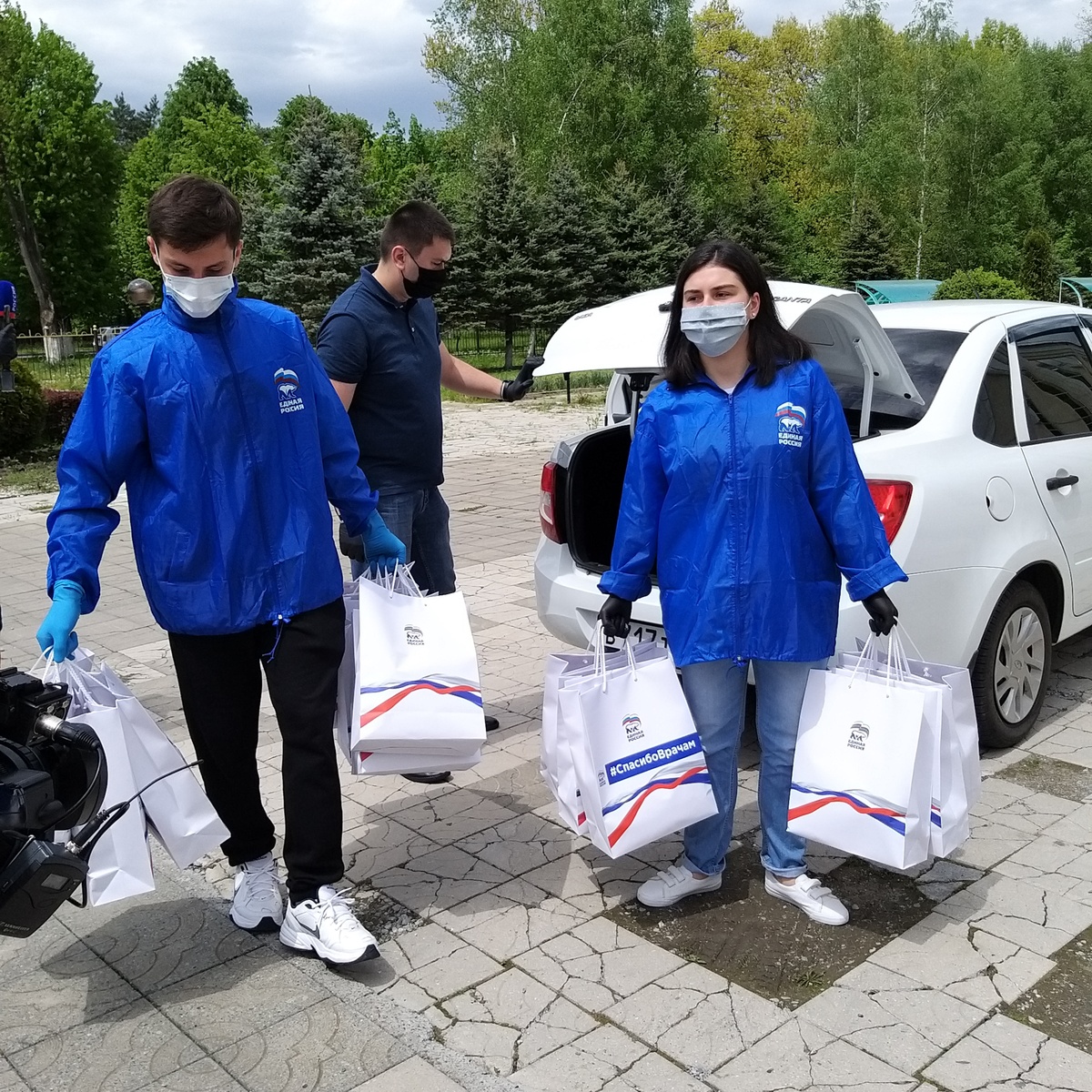  Волонтеры ЕР помогают людям по всей стране