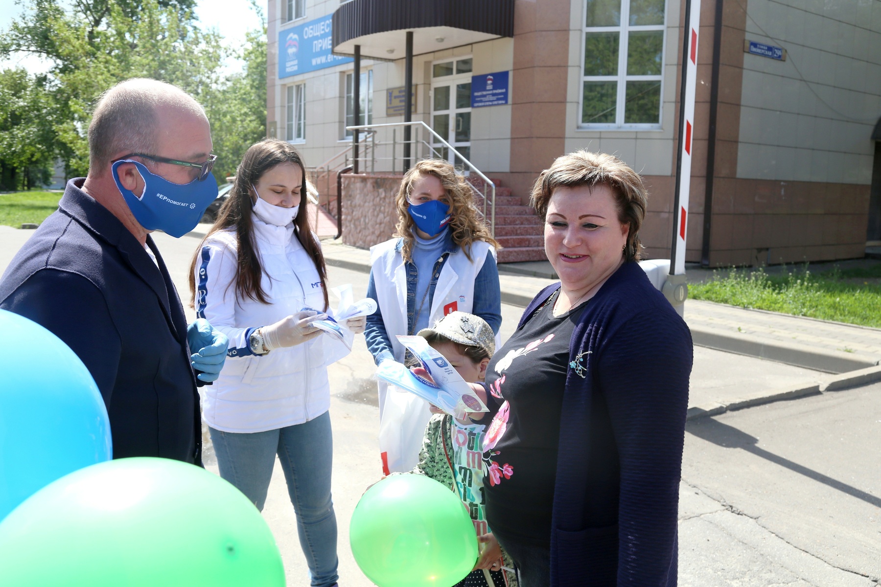  Волонтеры помогают людям по всей стране
