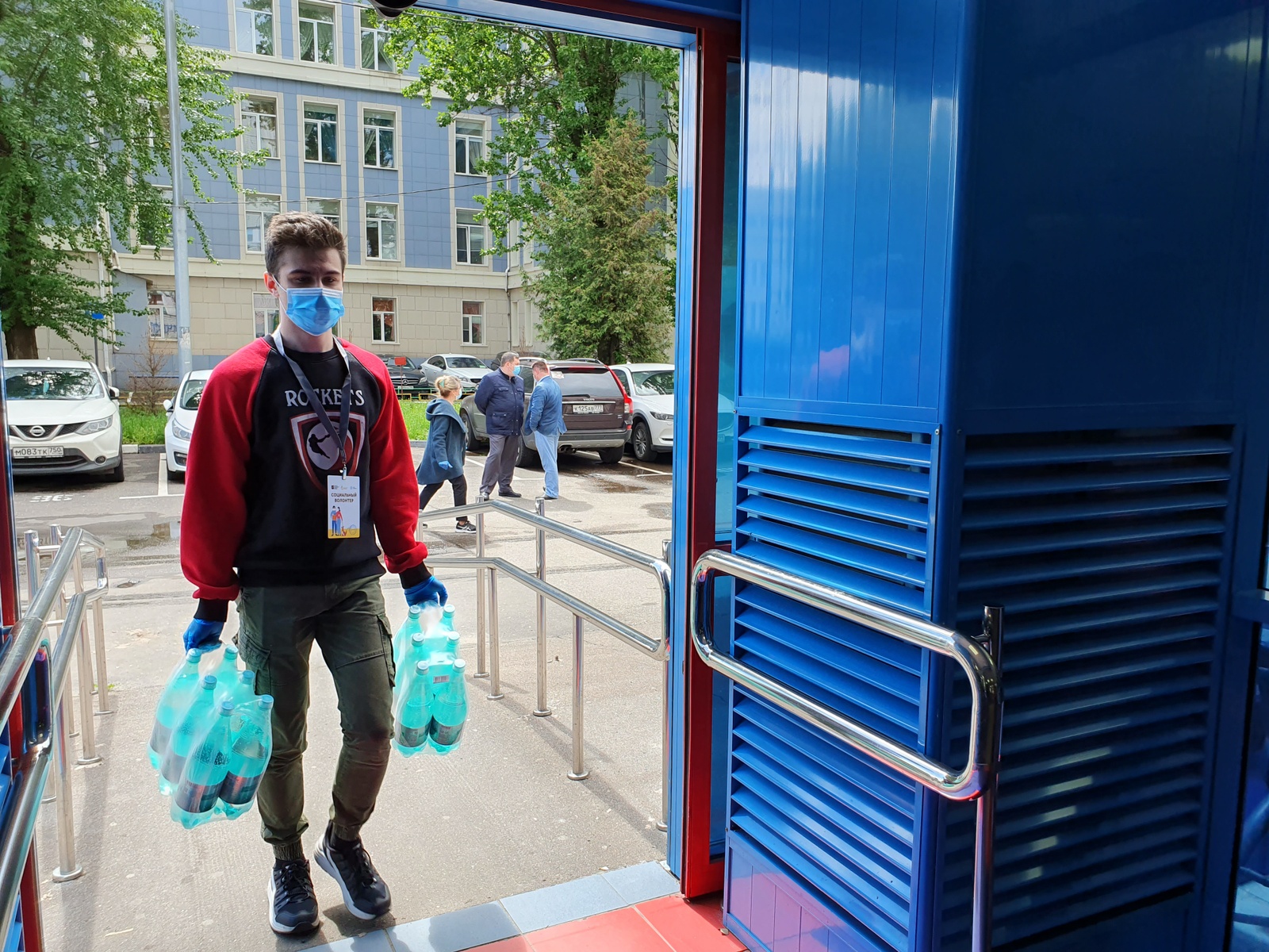  Волонтеры помогают людям по всей стране