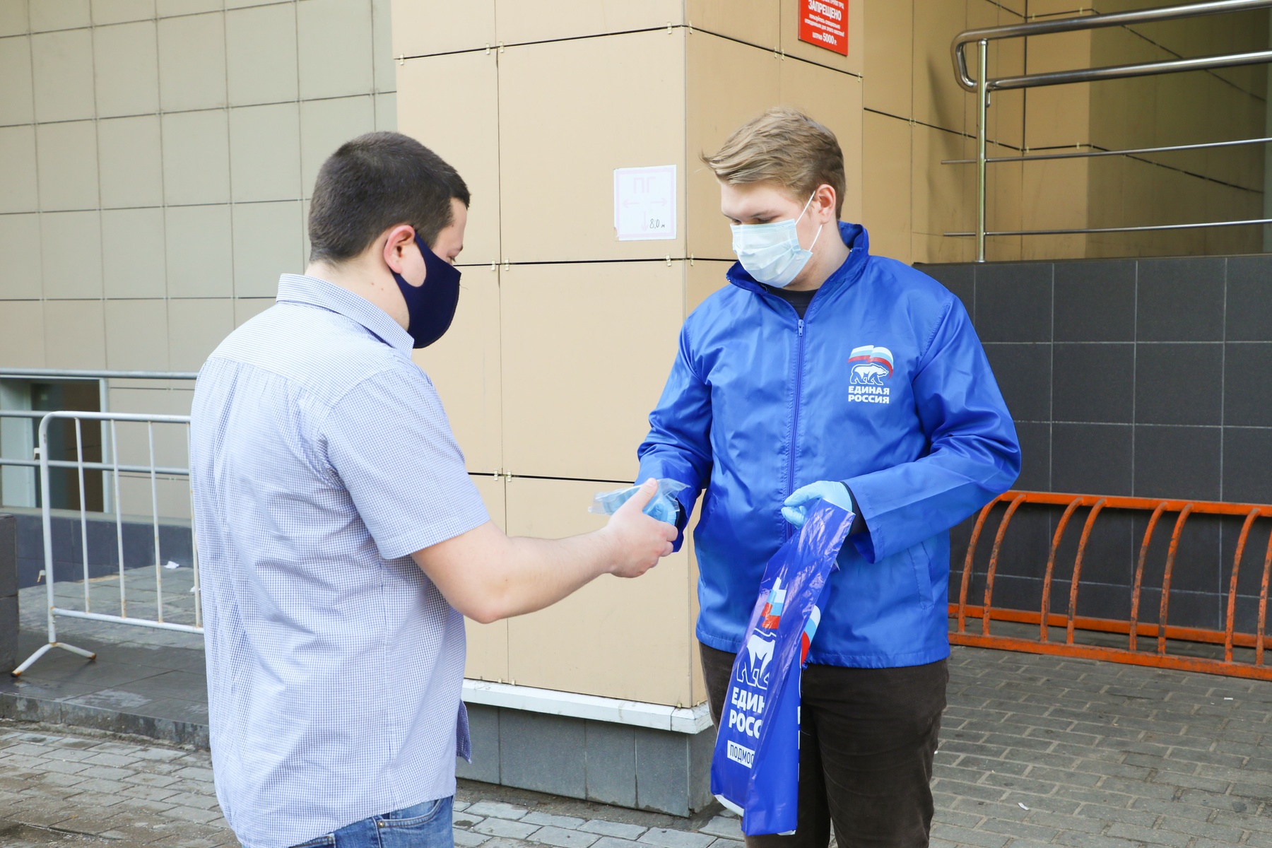 Волонтеры помогают людям по всей стране