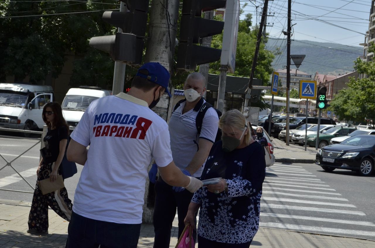   Волонтеры помогают людям по всей стране. Дагестан