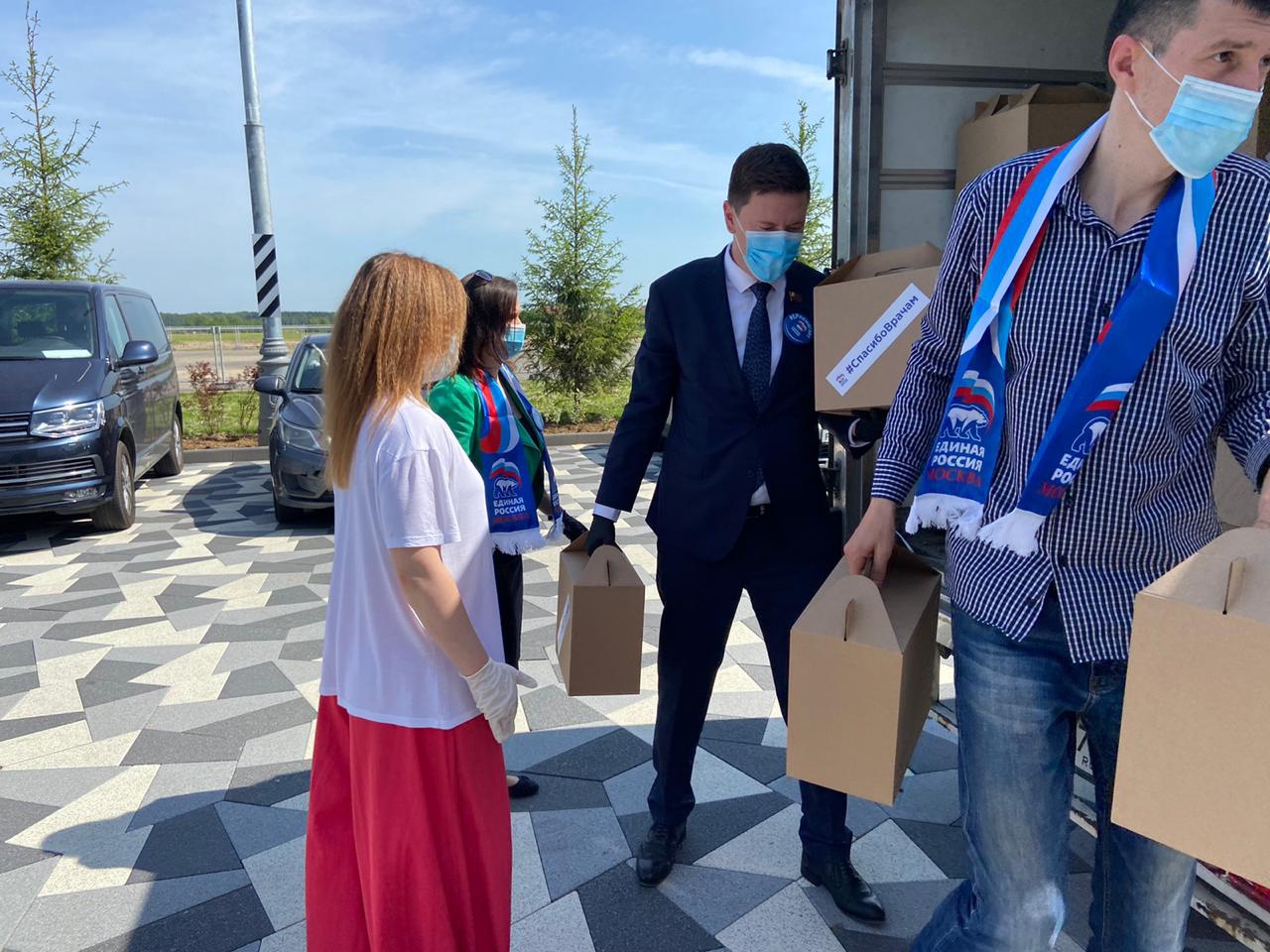  Волонтеры помогают людям по всей стране