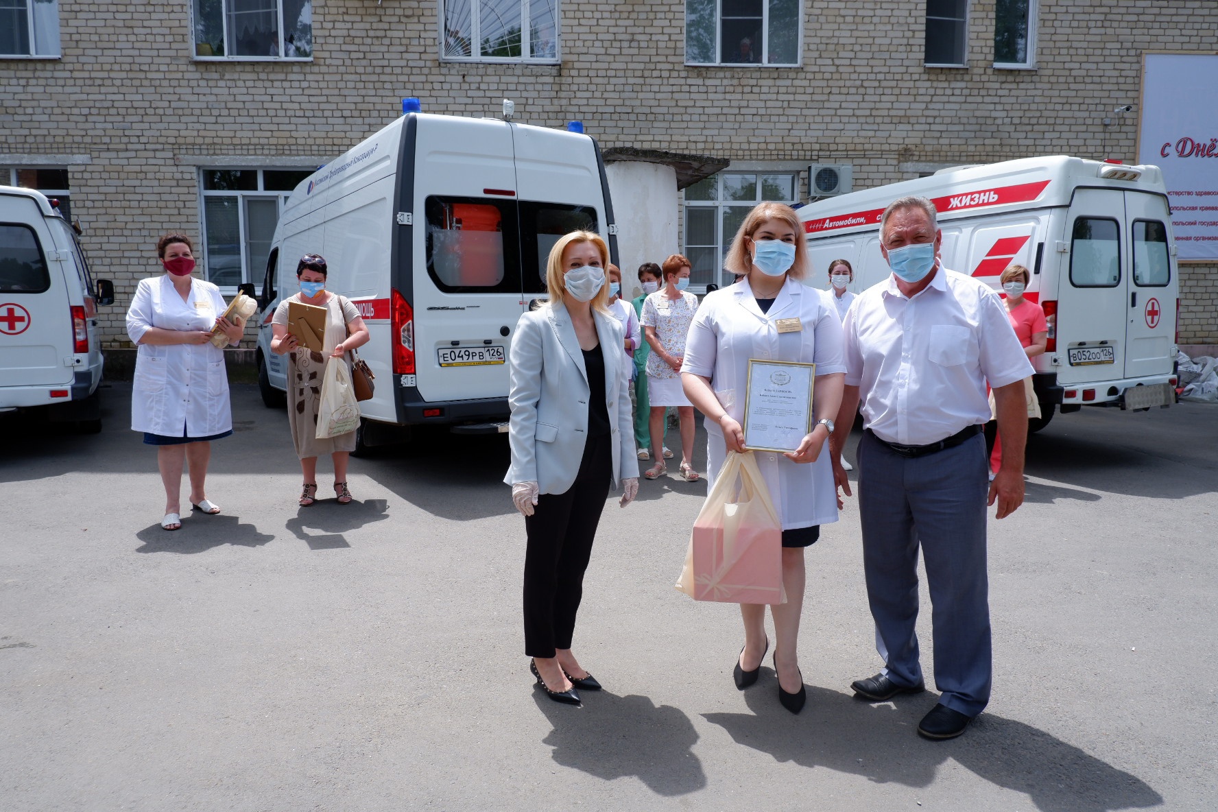  Волонтеры помогают людям по всей стране